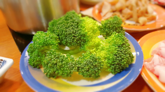 Food｜台南中西區｜小 XM 迴轉麻辣鍋～麻辣火鍋新體驗，創意料理自由配，新鮮食材轉轉轉，特色湯頭好驚豔！