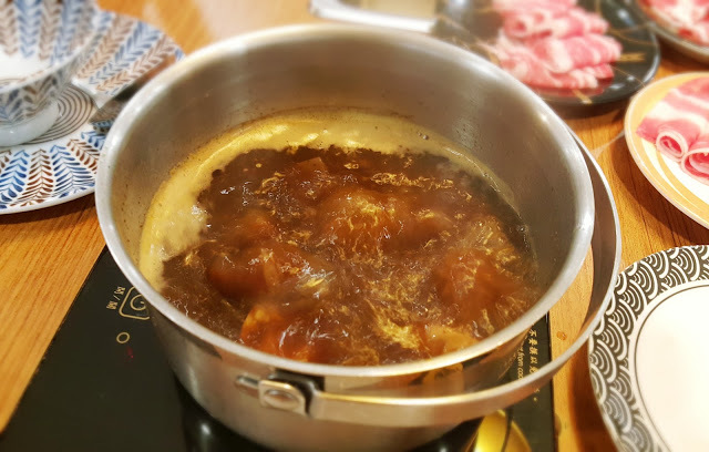 Food｜台南中西區｜小 XM 迴轉麻辣鍋～麻辣火鍋新體驗，創意料理自由配，新鮮食材轉轉轉，特色湯頭好驚豔！