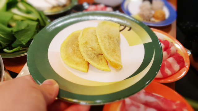 Food｜台南中西區｜小 XM 迴轉麻辣鍋～麻辣火鍋新體驗，創意料理自由配，新鮮食材轉轉轉，特色湯頭好驚豔！