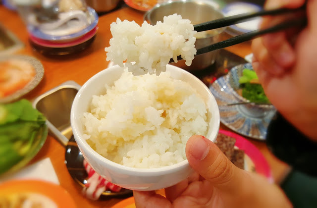 Food｜台南中西區｜小 XM 迴轉麻辣鍋～麻辣火鍋新體驗，創意料理自由配，新鮮食材轉轉轉，特色湯頭好驚豔！