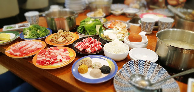 Food｜台南中西區｜小 XM 迴轉麻辣鍋～麻辣火鍋新體驗，創意料理自由配，新鮮食材轉轉轉，特色湯頭好驚豔！