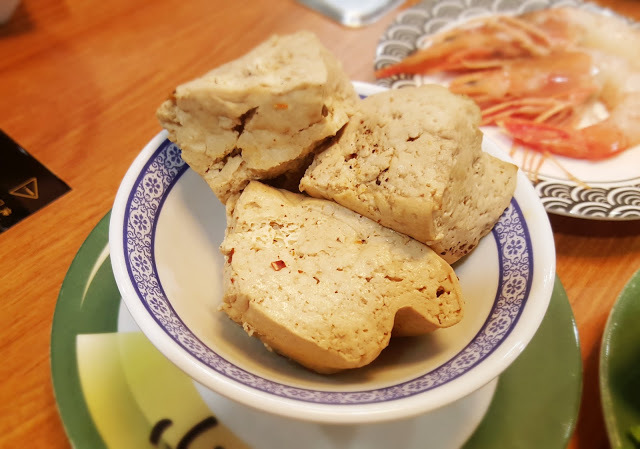 Food｜台南中西區｜小 XM 迴轉麻辣鍋～麻辣火鍋新體驗，創意料理自由配，新鮮食材轉轉轉，特色湯頭好驚豔！