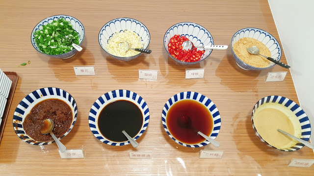 Food｜台南中西區｜小 XM 迴轉麻辣鍋～麻辣火鍋新體驗，創意料理自由配，新鮮食材轉轉轉，特色湯頭好驚豔！