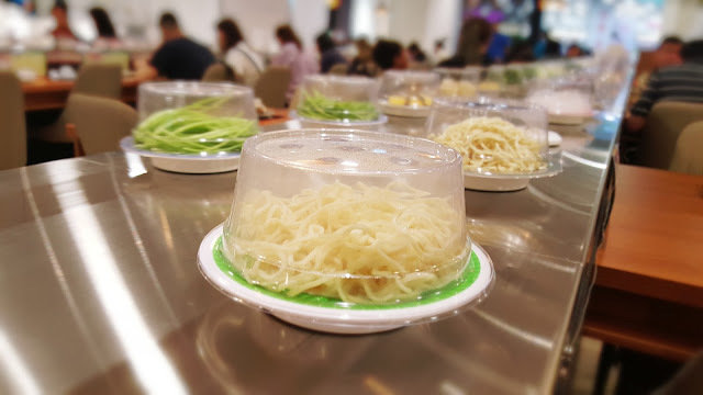 Food｜台南中西區｜小 XM 迴轉麻辣鍋～麻辣火鍋新體驗，創意料理自由配，新鮮食材轉轉轉，特色湯頭好驚豔！