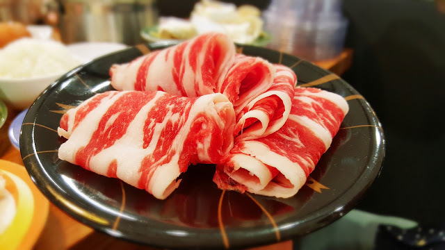 Food｜台南中西區｜小 XM 迴轉麻辣鍋～麻辣火鍋新體驗，創意料理自由配，新鮮食材轉轉轉，特色湯頭好驚豔！