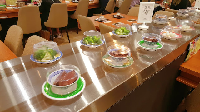 Food｜台南中西區｜小 XM 迴轉麻辣鍋～麻辣火鍋新體驗，創意料理自由配，新鮮食材轉轉轉，特色湯頭好驚豔！