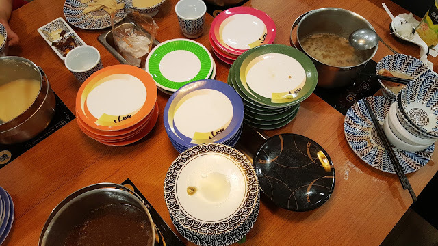 Food｜台南中西區｜小 XM 迴轉麻辣鍋～麻辣火鍋新體驗，創意料理自由配，新鮮食材轉轉轉，特色湯頭好驚豔！