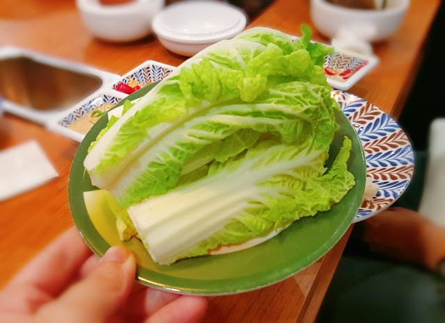 Food｜台南中西區｜小 XM 迴轉麻辣鍋～麻辣火鍋新體驗，創意料理自由配，新鮮食材轉轉轉，特色湯頭好驚豔！