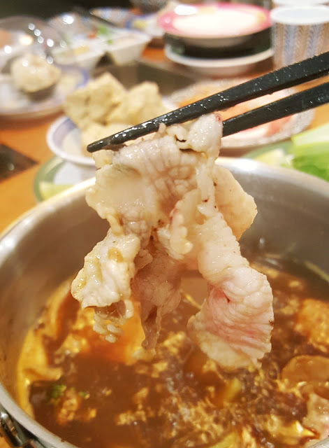 Food｜台南中西區｜小 XM 迴轉麻辣鍋～麻辣火鍋新體驗，創意料理自由配，新鮮食材轉轉轉，特色湯頭好驚豔！