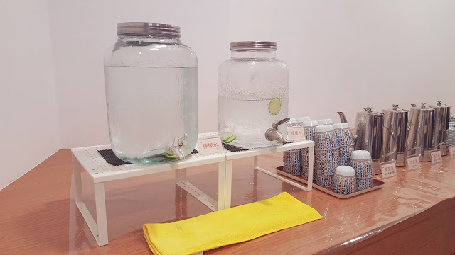 Food｜台南中西區｜小 XM 迴轉麻辣鍋～麻辣火鍋新體驗，創意料理自由配，新鮮食材轉轉轉，特色湯頭好驚豔！