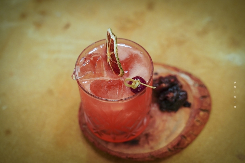 麥仔食~台北｜老位川酒old seat restaurant cafe 川酒&咖啡｜椒麻帶勁川菜結合時尚調酒截然不同風格｜捷運忠孝復興美食