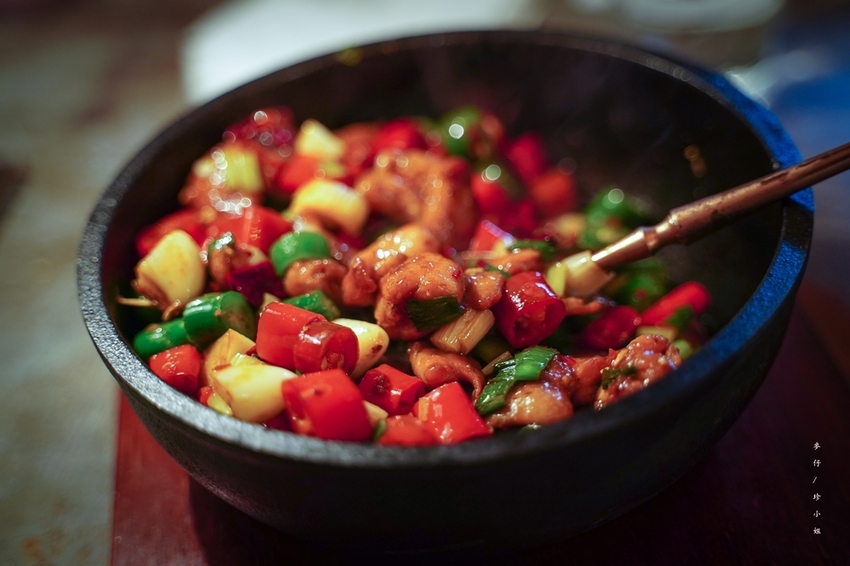 麥仔食~台北｜老位川酒old seat restaurant cafe 川酒&咖啡｜椒麻帶勁川菜結合時尚調酒截然不同風格｜捷運忠孝復興美食