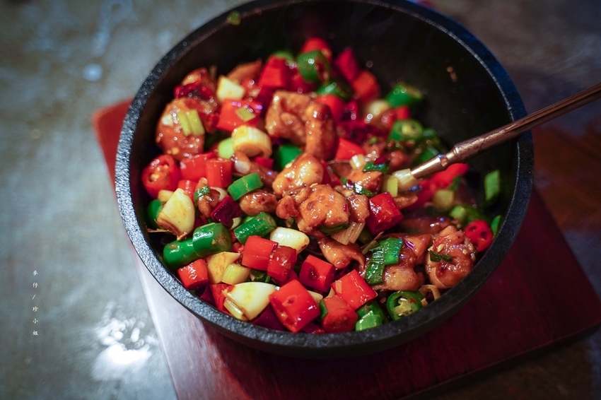 麥仔食~台北｜老位川酒old seat restaurant cafe 川酒&咖啡｜椒麻帶勁川菜結合時尚調酒截然不同風格｜捷運忠孝復興美食