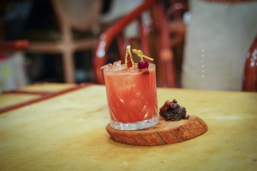 麥仔食~台北｜老位川酒old seat restaurant cafe 川酒&咖啡｜椒麻帶勁川菜結合時尚調酒截然不同風格｜捷運忠孝復興美食