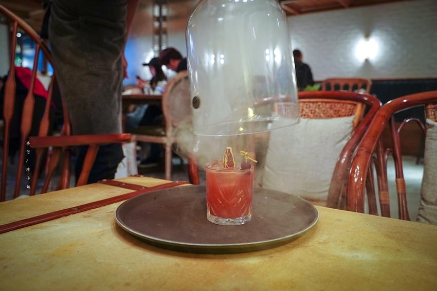 麥仔食~台北｜老位川酒old seat restaurant cafe 川酒&咖啡｜椒麻帶勁川菜結合時尚調酒截然不同風格｜捷運忠孝復興美食