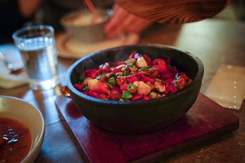 麥仔食~台北｜老位川酒old seat restaurant cafe 川酒&咖啡｜椒麻帶勁川菜結合時尚調酒截然不同風格｜捷運忠孝復興美食