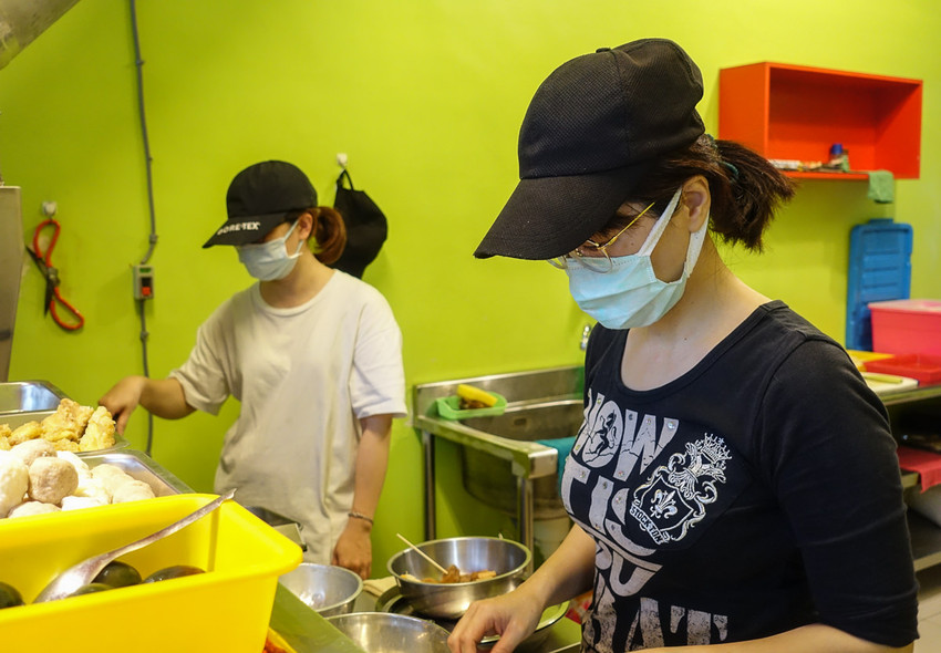 [高雄光華夜市美食]迷路炸物店-浮誇系蔥雞排~每口都吃到蔥花的大大滿足 - 美食好芃友
