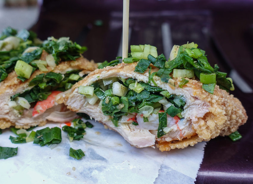 [高雄光華夜市美食]迷路炸物店-浮誇系蔥雞排~每口都吃到蔥花的大大滿足 - 美食好芃友