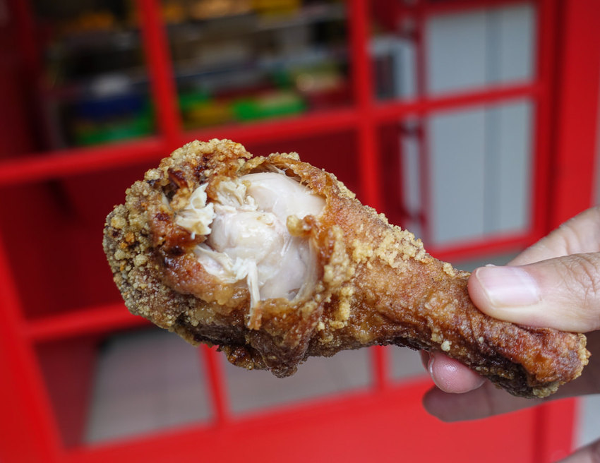 [高雄光華夜市美食]迷路炸物店-浮誇系蔥雞排~每口都吃到蔥花的大大滿足 - 美食好芃友