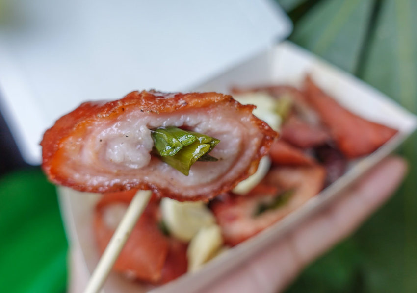 [高雄光華夜市美食]迷路炸物店-浮誇系蔥雞排~每口都吃到蔥花的大大滿足 - 美食好芃友
