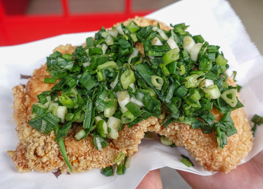 [高雄光華夜市美食]迷路炸物店-浮誇系蔥雞排~每口都吃到蔥花的大大滿足 - 美食好芃友