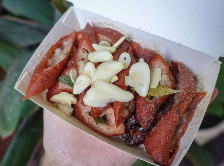 [高雄光華夜市美食]迷路炸物店-浮誇系蔥雞排~每口都吃到蔥花的大大滿足 - 美食好芃友