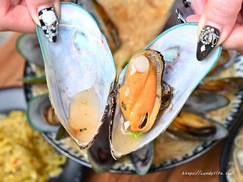 台中市南屯區滿溢麵線|台中浮誇系小吃,料滿到看不見底下的麵線,還有超狂淡菜麵線每日限量開賣~