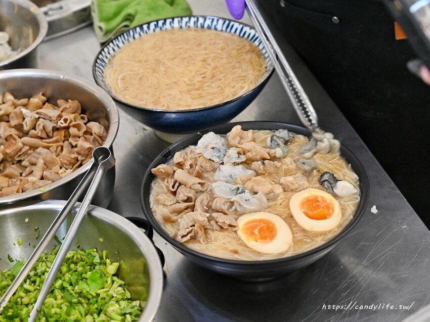 台中市南屯區滿溢麵線|台中浮誇系小吃,料滿到看不見底下的麵線,還有超狂淡菜麵線每日限量開賣~