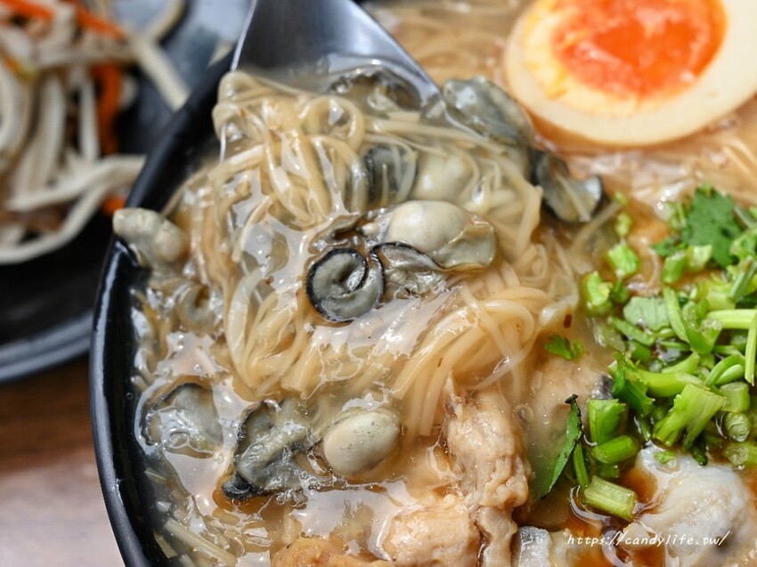 台中市南屯區滿溢麵線|台中浮誇系小吃,料滿到看不見底下的麵線,還有超狂淡菜麵線每日限量開賣~