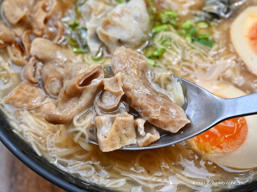 台中市南屯區滿溢麵線|台中浮誇系小吃,料滿到看不見底下的麵線,還有超狂淡菜麵線每日限量開賣~