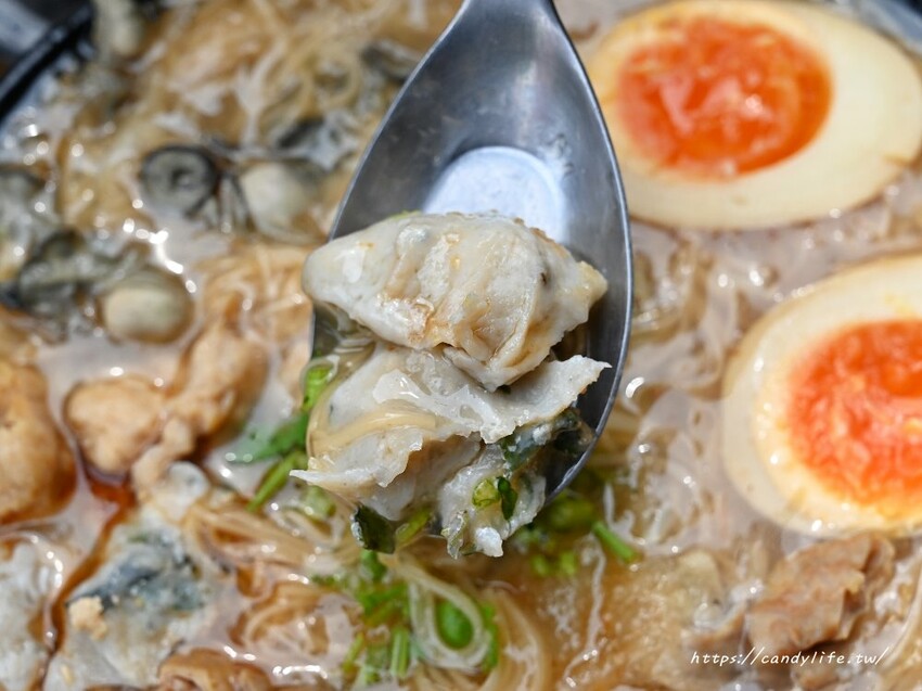 台中市南屯區滿溢麵線|台中浮誇系小吃,料滿到看不見底下的麵線,還有超狂淡菜麵線每日限量開賣~