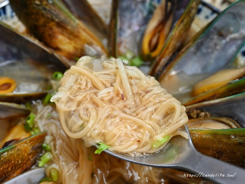 台中市南屯區滿溢麵線|台中浮誇系小吃,料滿到看不見底下的麵線,還有超狂淡菜麵線每日限量開賣~
