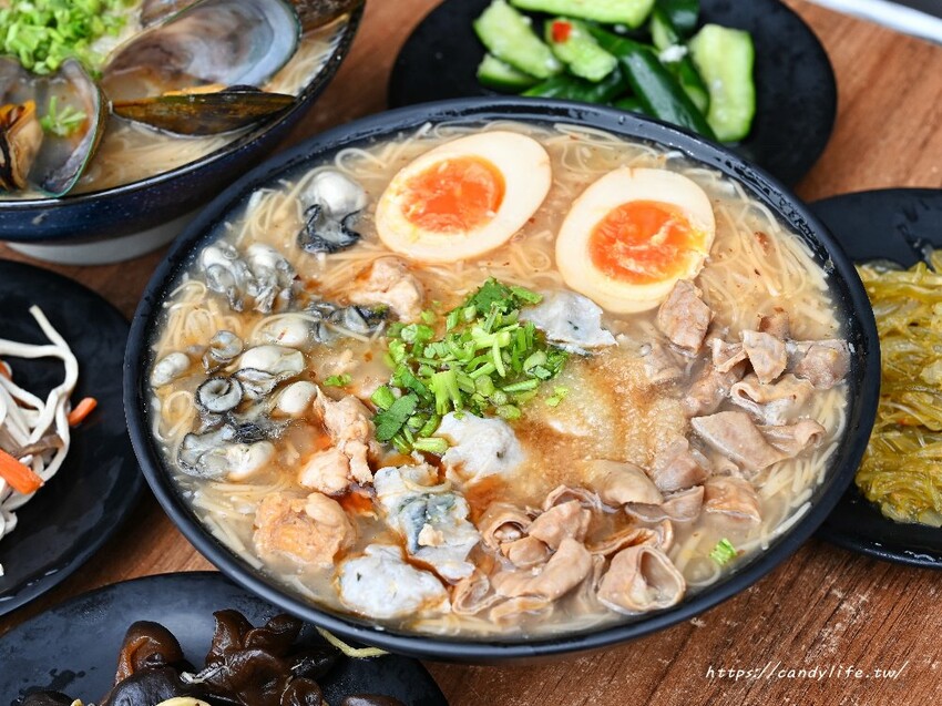 台中市南屯區滿溢麵線|台中浮誇系小吃,料滿到看不見底下的麵線,還有超狂淡菜麵線每日限量開賣~