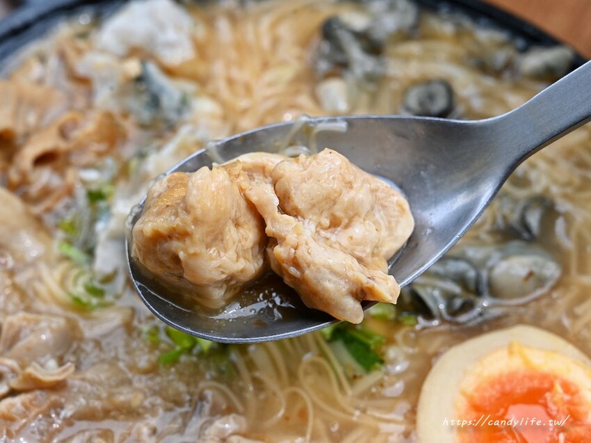 台中市南屯區滿溢麵線|台中浮誇系小吃,料滿到看不見底下的麵線,還有超狂淡菜麵線每日限量開賣~