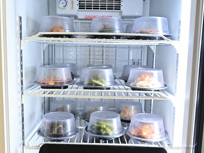 台中市南屯區滿溢麵線|台中浮誇系小吃,料滿到看不見底下的麵線,還有超狂淡菜麵線每日限量開賣~