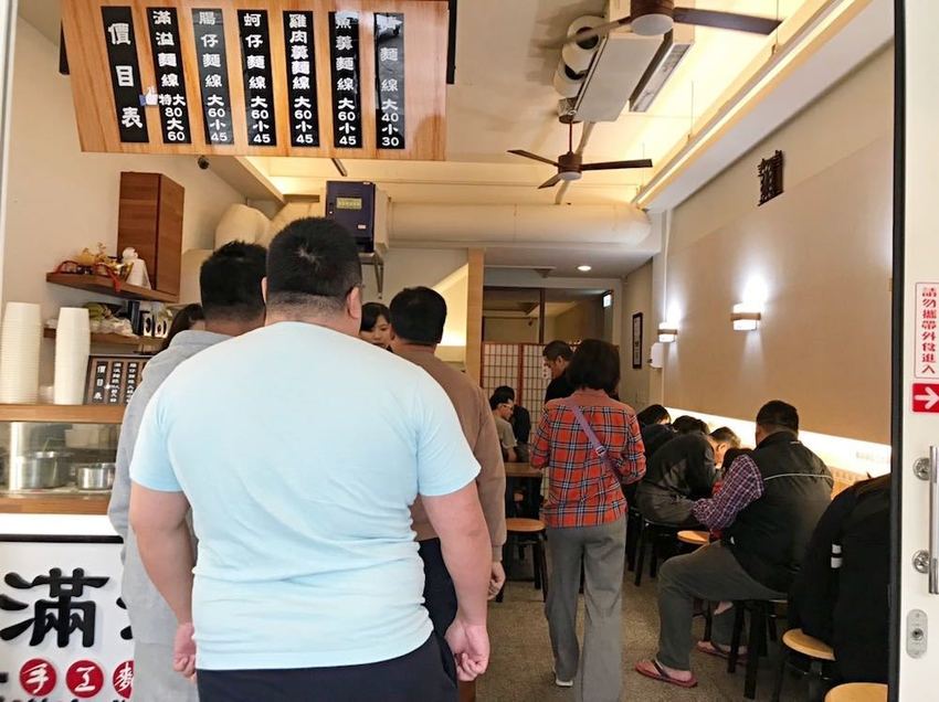 台中好市多旁的銅板美食，滿溢手工麵線