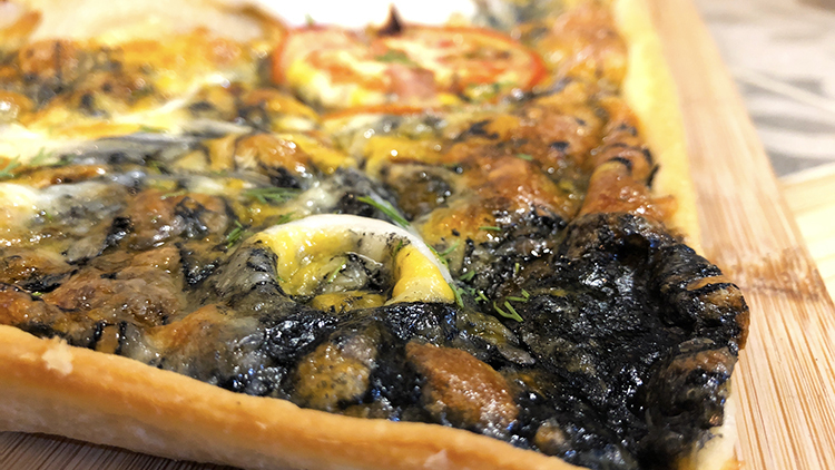 石牌站特色餐酒館QNight餐酒館海鮮黑炭披薩火山 石牌站特色餐酒館,石牌站美食,QNight,石牌美食外送,誠實蜜蜂外送,UBER石牌外送,石牌雨天外送,北投雨天外送,北投義式餐廳,石牌義式餐廳