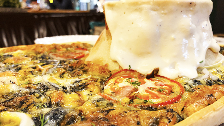 石牌站特色餐酒館QNight餐酒館海鮮黑炭披薩火山 石牌站特色餐酒館,石牌站美食,QNight,爆口披薩,爆口炸雞,北投小酒館,石牌小酒館,石牌洽公餐廳,石牌洽公小酒館,台北特色披薩,石牌特色披薩