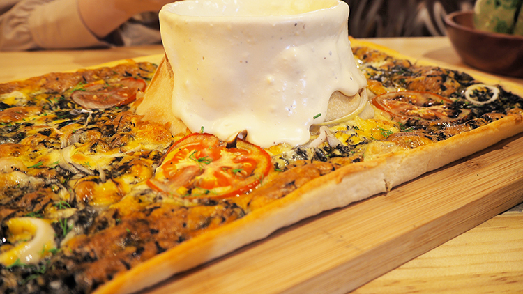 石牌站特色餐酒館QNight餐酒館海鮮黑炭披薩火山 石牌站特色餐酒館,石牌站美食,QNight,浮誇系,北投人氣餐廳,北投人氣美食,北投排隊餐廳,北投排隊餐酒館,石牌人氣美食,石牌排隊餐廳