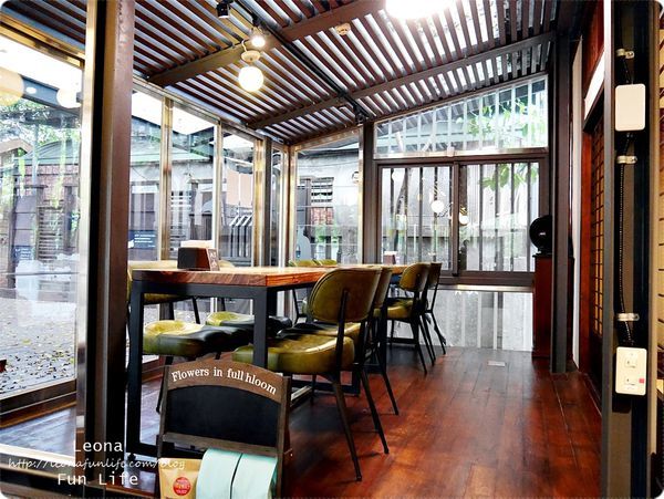 台中文青景點|NMU 幸卉文學咖啡 室內環境