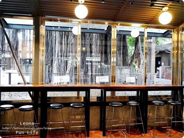 第五市場旁幸卉文學咖啡窗邊景致