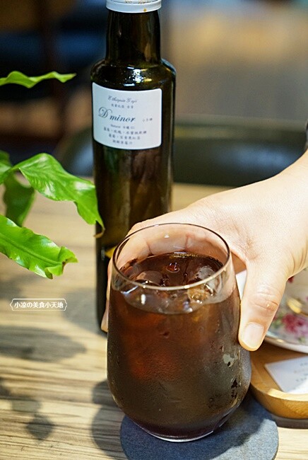 台中文學館老宅改建懷舊風格的甜點咖啡,連平日人潮都爆滿,不限用餐時間、免服務費!!