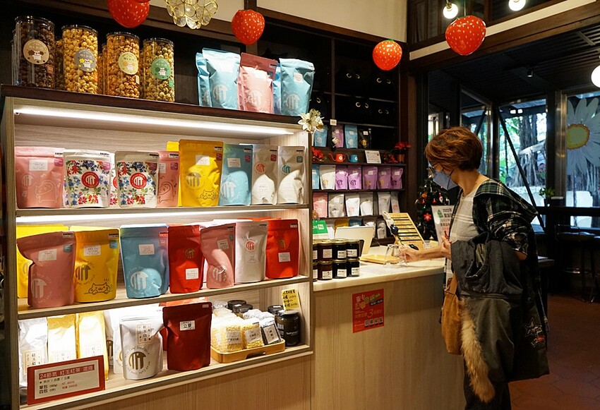 台中文學館老宅改建懷舊風格的甜點咖啡,連平日人潮都爆滿,不限用餐時間、免服務費!!