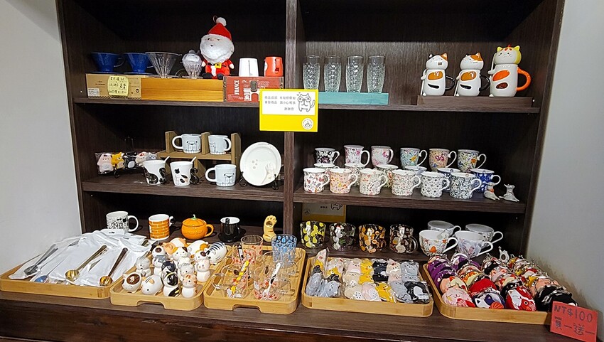 台中文學館老宅改建懷舊風格的甜點咖啡,連平日人潮都爆滿,不限用餐時間、免服務費!!