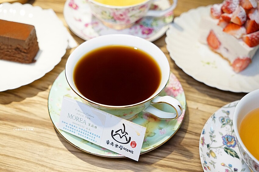 台中文學館老宅改建懷舊風格的甜點咖啡,連平日人潮都爆滿,不限用餐時間、免服務費!!