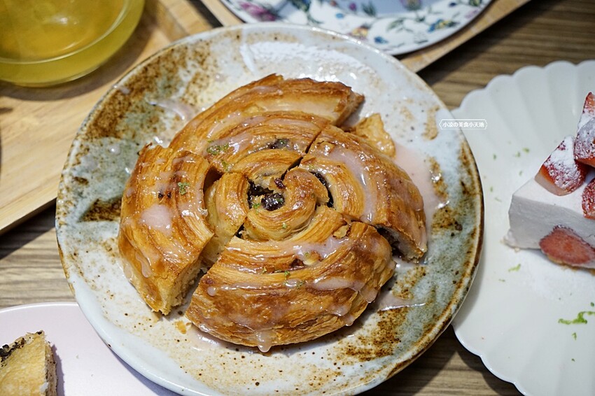 台中文學館老宅改建懷舊風格的甜點咖啡,連平日人潮都爆滿,不限用餐時間、免服務費!!