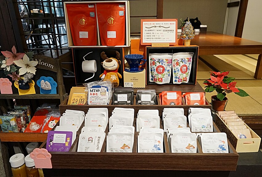 台中文學館老宅改建懷舊風格的甜點咖啡,連平日人潮都爆滿,不限用餐時間、免服務費!!