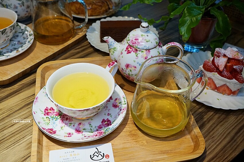 台中文學館老宅改建懷舊風格的甜點咖啡,連平日人潮都爆滿,不限用餐時間、免服務費!!