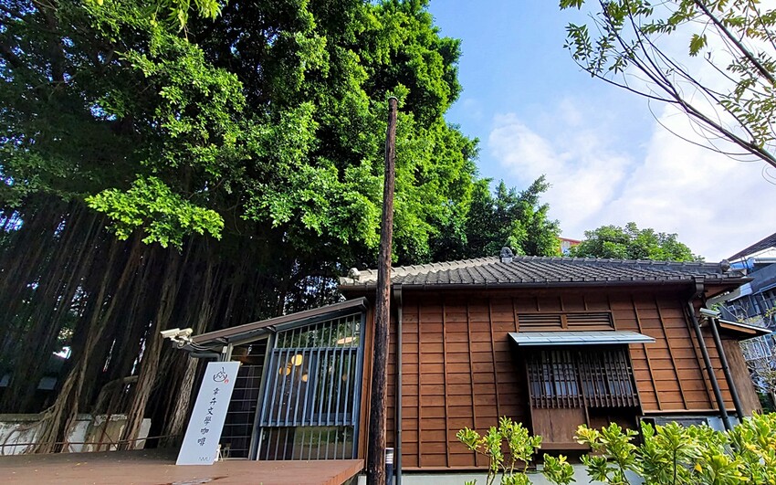 台中文學館老宅改建懷舊風格的甜點咖啡,連平日人潮都爆滿,不限用餐時間、免服務費!!