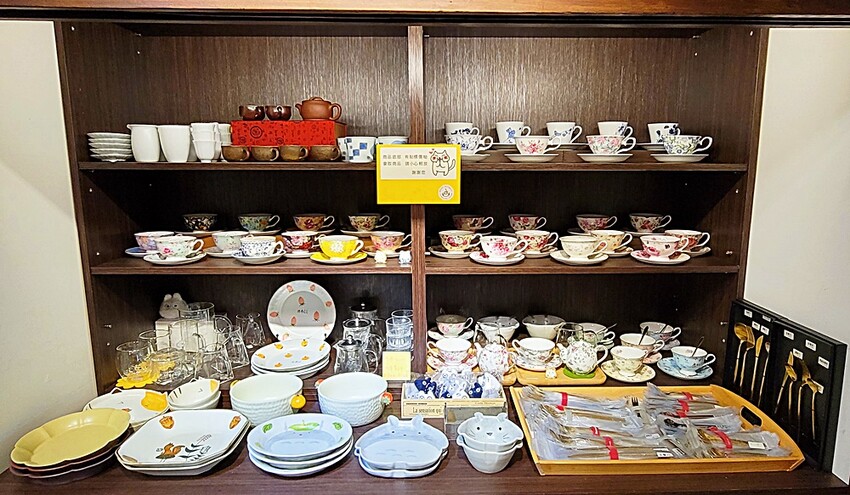 台中文學館老宅改建懷舊風格的甜點咖啡,連平日人潮都爆滿,不限用餐時間、免服務費!!